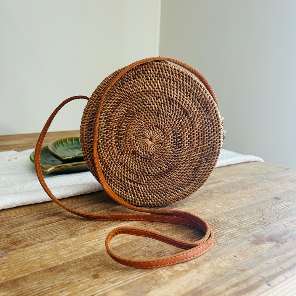 Elegant Woven Crossbody Bag - Tan